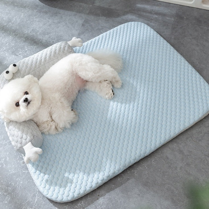ChillOut Dog Cooling Mat with Plush Silk-Touch Fabric – Comfortable Summer Relief Bed for Dogs & Cats