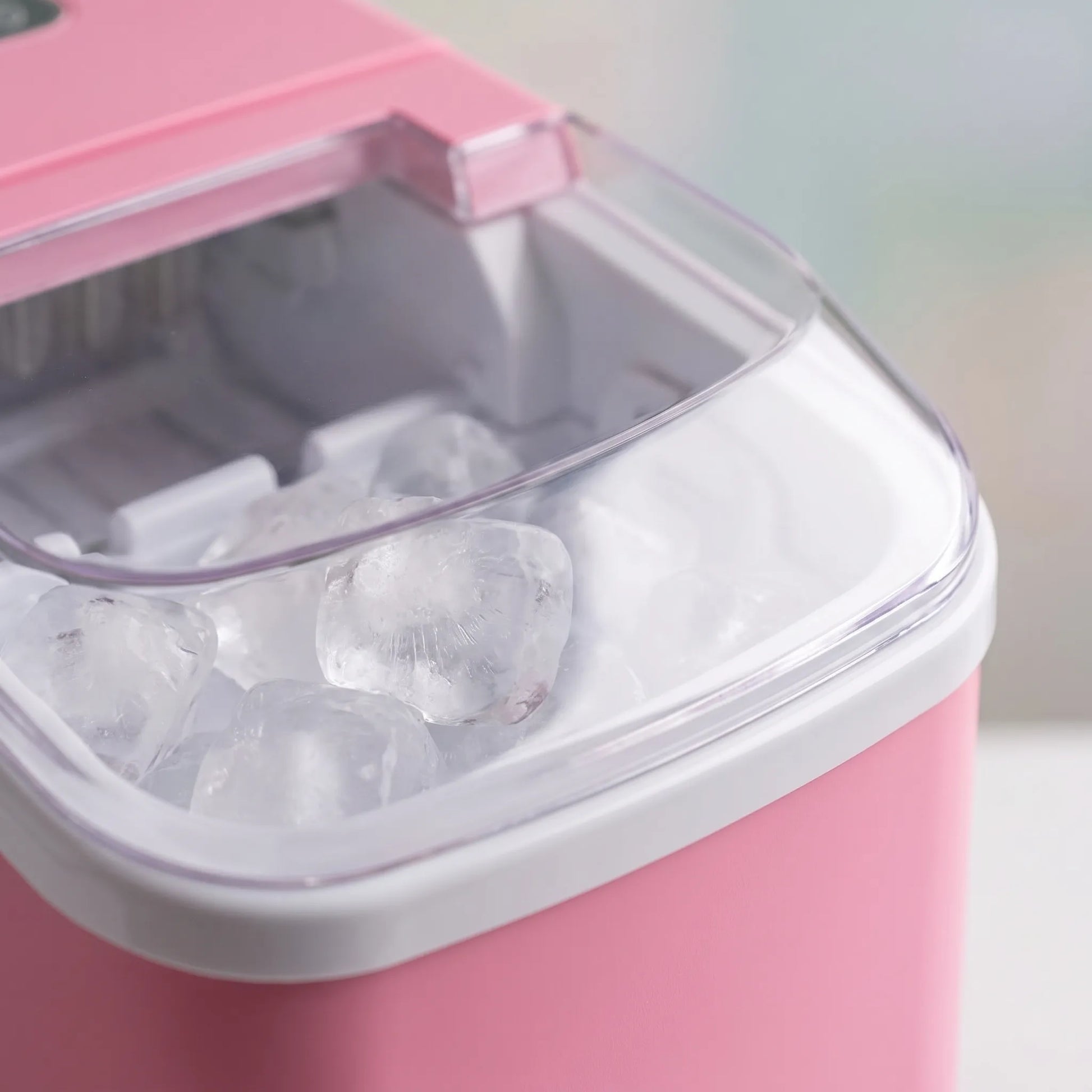 Countertop ice maker with carry handle and ice scoop