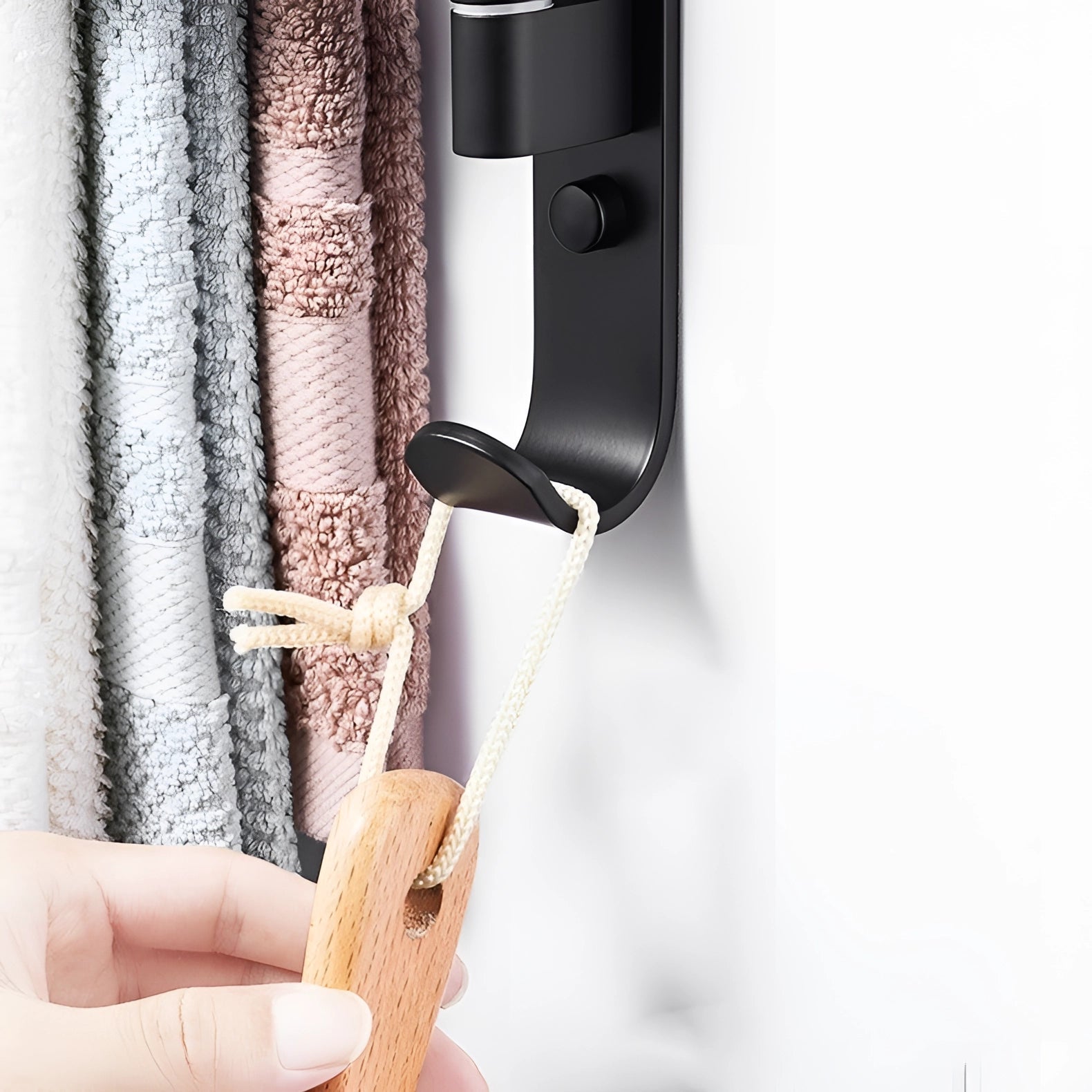 Black Wall-Mounted Towel Rack with 5 Swivel Arms for Space-Saving