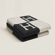 Luxurious Soft Cashmere & Wool Throw Blanket for Sofa & Bed – Cozy Warm Double-Sided Knitted Home Decor