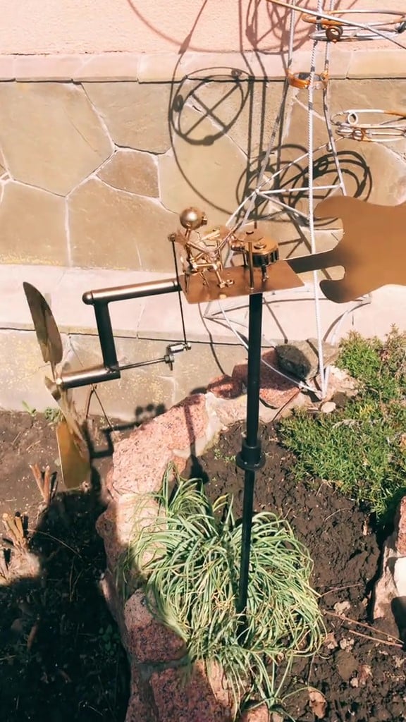Handcrafted Metal Wind Spinner with Rock Band Design – Weatherproof Steel Garden Windmill Decor for Yard & Terrace