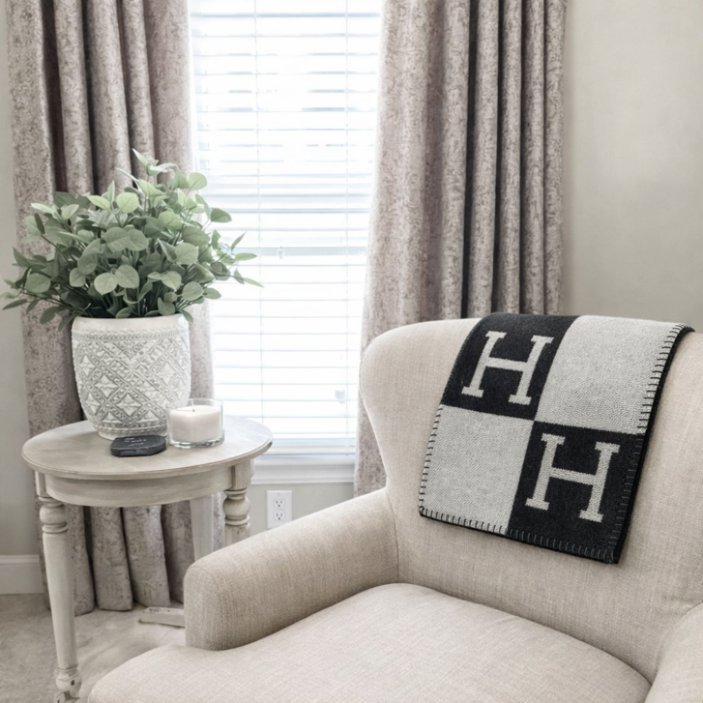 Cozy Soft Throw Blanket with Modern Design – Lightweight All-Season Sofa & Bed Throw for Relaxed Evenings