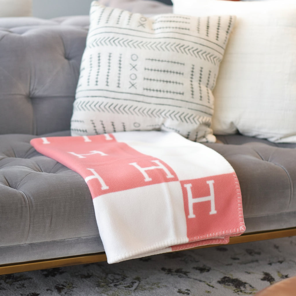 Cozy Soft Throw Blanket with Modern Design – Lightweight All-Season Sofa & Bed Throw for Relaxed Evenings