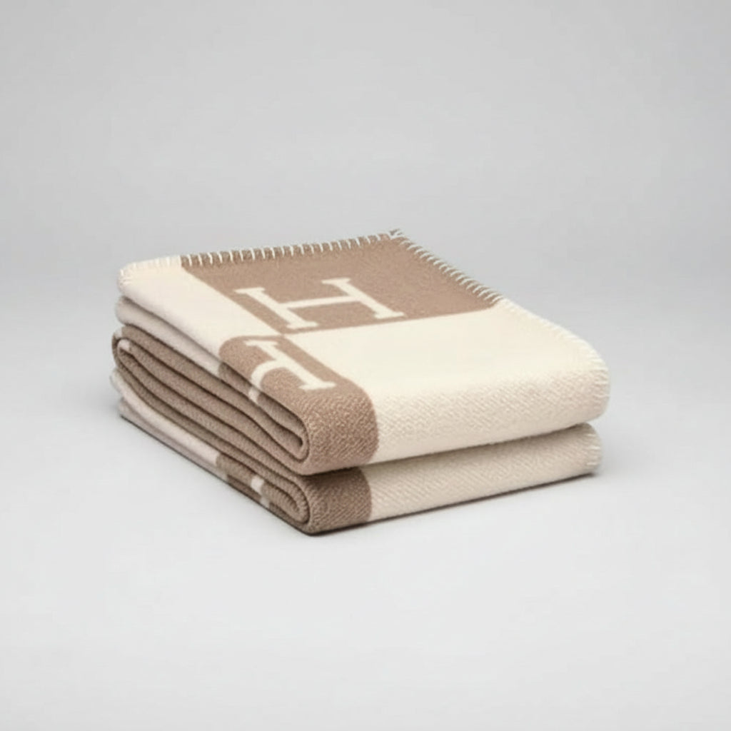 Cozy Soft Throw Blanket with Modern Design – Lightweight All-Season Sofa & Bed Throw for Relaxed Evenings